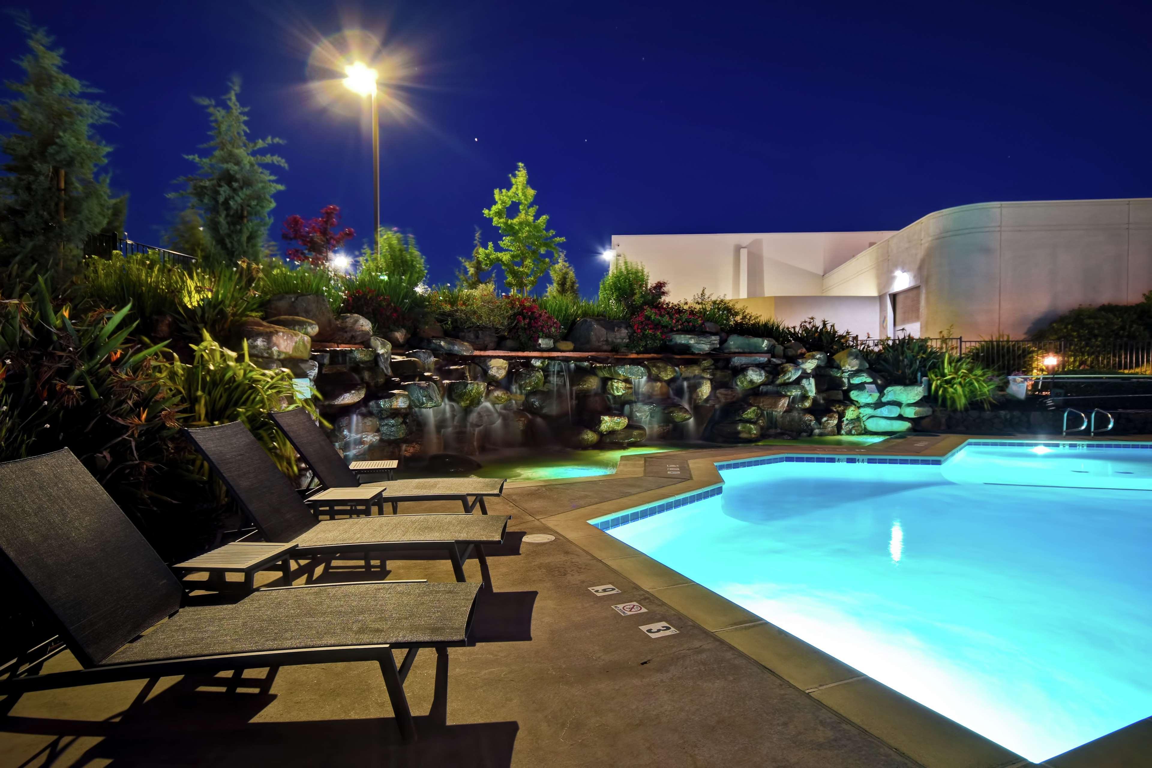 Doubletree By Hilton Pleasanton At The Club Hotell Eksteriør bilde